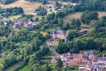 Vue aérienne de Château de Semur-en-Vallon à Semur-en-Vallon dans le département Sarthe, France