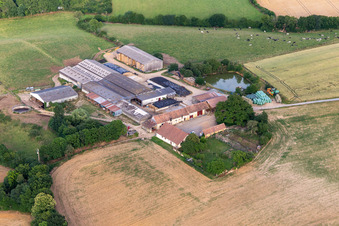 Vue aérienne de La Goupillière à Semur-en-Vallon dans le département Sarthe, France