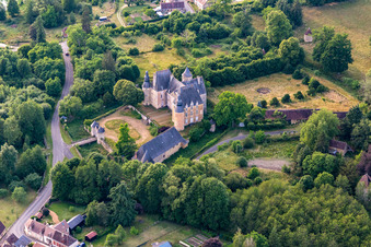 Vue aérienne de Château de Semur-en-Vallon dans la Sarthe à Semur-en-Vallon dans le département Sarthe, France