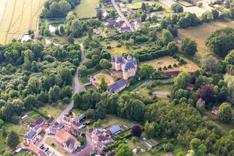 Vue aérienne de Château de Semur-en-Vallon à Semur-en-Vallon dans le département Sarthe, France