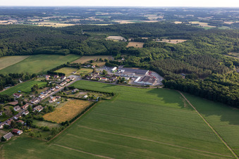 Vue aérienne de Métaseval à Semur-en-Vallon dans le département Sarthe, France