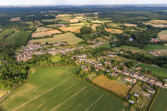 Vue oblique de Semur-en-Vallon dans le département Sarthe, France