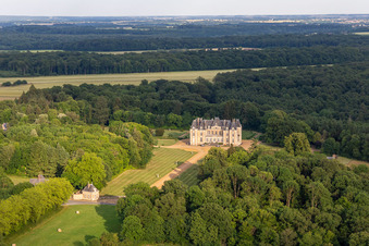 Vue aérienne de Le Domaine de La Pierre à Coudrecieux dans le département Sarthe, France