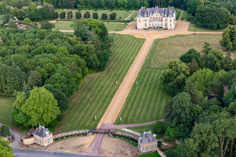 Vue aérienne de Le Domaine de La Pierre à Coudrecieux dans le département Sarthe, France