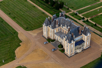 Vue aérienne de Le Domaine de La Pierre à Coudrecieux dans la Sarthe à Coudrecieux dans le département Sarthe, France