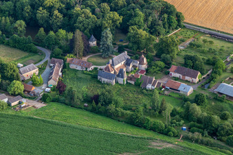 Vue aérienne de Jardin médiéval à Saint-Michel-de-Chavaignes dans le département Sarthe, France