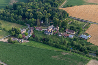 Vue aérienne de Jardin médiéval à Saint-Michel-de-Chavaignes dans le département Sarthe, France