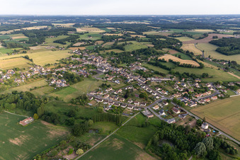 Vue aérienne de Saint-Michel-de-Chavaignes dans le département Sarthe, France