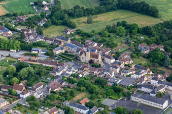 Vue aérienne de Église Saint-Michel à Saint-Michel-de-Chavaignes dans le département Sarthe, France