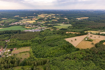 Vue aérienne de Dollon dans le département Sarthe, France