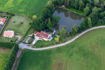 Semur-en-Vallon dans le département Sarthe, France depuis l'avion