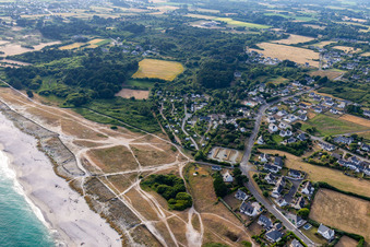 Vue aérienne de Camping Des Dunes, Flower Camping La Grande Plage à Plobannalec-Lesconil dans le département Finistère, France