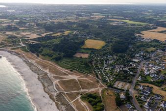 Vue aérienne de Camping Des Dunes, Flower Camping La Grande Plage à Plobannalec-Lesconil dans le département Finistère, France