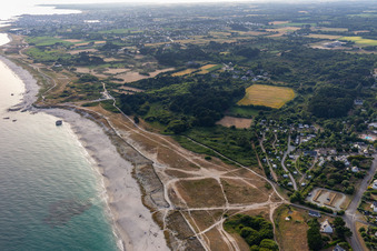 Vue aérienne de Plage de Kersauz à Treffiagat dans le département Finistère, France