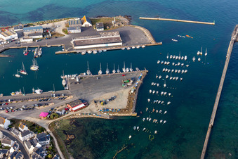 Vue aérienne de Port de Lesconil en Bretagne à Plobannalec-Lesconil dans le département Finistère, France