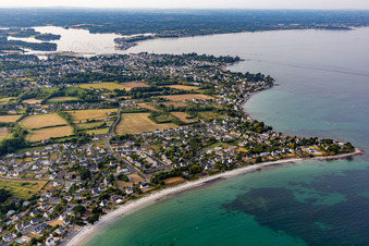 Vue aérienne de Plage de Lodonnec à Loctudy dans le département Finistère, France