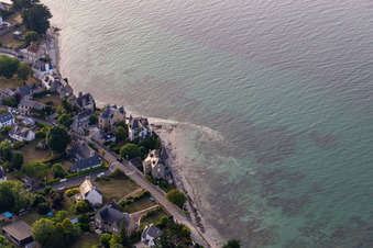 Vue aérienne de Rue de la Palue à Loctudy dans le département Finistère, France