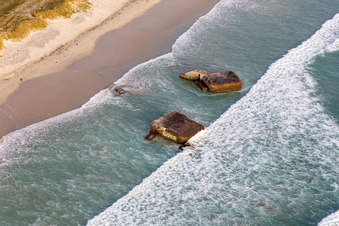 Vue aérienne de Anciens bunkers de la Plage de Kermabec à Tréguennec dans le département Finistère, France