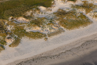 Vue aérienne de Plage de Tronoën à Saint-Jean-Trolimon dans le département Finistère, France