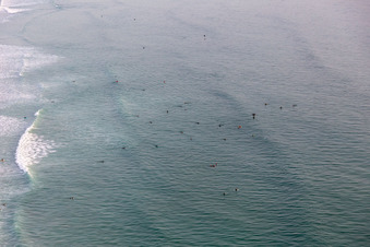 Vue aérienne de Surfeurs attendant la vague devant la plage de Tronoën à Saint-Jean-Trolimon dans le département Finistère, France