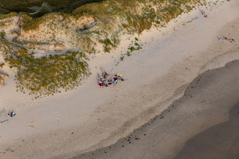 Vue aérienne de Plage de Tronoën à Saint-Jean-Trolimon dans le département Finistère, France