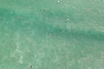 Vue aérienne de Surfeurs attendant la vague devant la plage de Tronoën à Saint-Jean-Trolimon dans le département Finistère, France