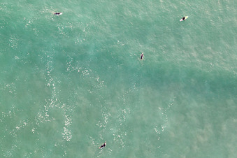Photographie aérienne de Surfeurs attendant la vague devant la plage de Tronoën à Saint-Jean-Trolimon dans le département Finistère, France