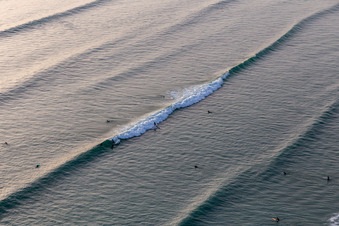 Vue aérienne de Wave surfeurs devant la Plage de Tronoën à Saint-Jean-Trolimon dans le département Finistère, France