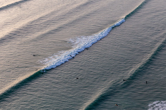 Vue aérienne de Wave surfeurs devant la Plage de Tronoën à Saint-Jean-Trolimon dans le département Finistère, France