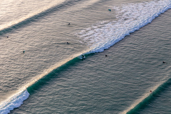 Photographie aérienne de Wave surfeurs devant la Plage de Tronoën à Saint-Jean-Trolimon dans le département Finistère, France