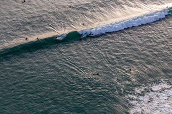 Vue oblique de Wave surfeurs devant la Plage de Tronoën à Saint-Jean-Trolimon dans le département Finistère, France