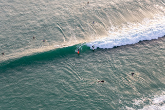 Wave surfeurs devant la Plage de Tronoën à Saint-Jean-Trolimon dans le département Finistère, France d'en haut