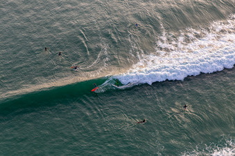 Vue aérienne de Wave surfeurs devant la Plage de Tronoën/Bretagne à Saint-Jean-Trolimon dans le département Finistère, France