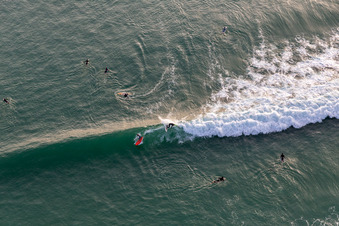 Wave surfeurs devant la Plage de Tronoën à Saint-Jean-Trolimon dans le département Finistère, France hors des airs