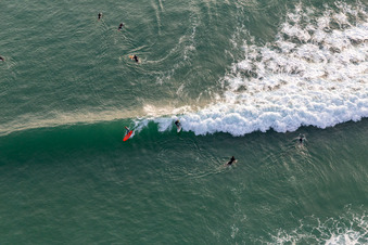 Wave surfeurs devant la Plage de Tronoën à Saint-Jean-Trolimon dans le département Finistère, France vue d'en haut