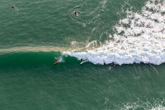 Wave surfeurs devant la Plage de Tronoën à Saint-Jean-Trolimon dans le département Finistère, France depuis l'avion