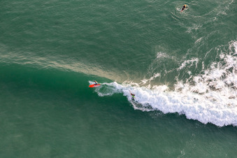 Vue d'oiseau de Wave surfeurs devant la Plage de Tronoën à Saint-Jean-Trolimon dans le département Finistère, France