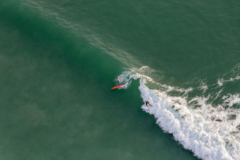Enregistrement par drone de Wave surfeurs devant la Plage de Tronoën à Saint-Jean-Trolimon dans le département Finistère, France