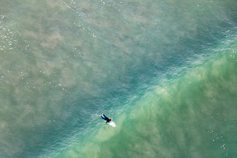 Image drone de Wave surfeurs devant la Plage de Tronoën à Saint-Jean-Trolimon dans le département Finistère, France