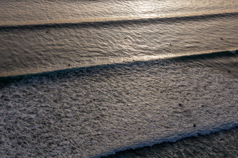 Wave surfeurs devant la Plage de Tronoën à Saint-Jean-Trolimon dans le département Finistère, France d'un drone