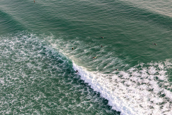 Vue aérienne de Wave surfeurs devant la Plage de Tronoën à Saint-Jean-Trolimon dans le département Finistère, France