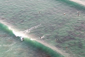 Photographie aérienne de Surfeurs devant la plage la Torche-Tronoën à Saint-Jean-Trolimon dans le département Finistère, France