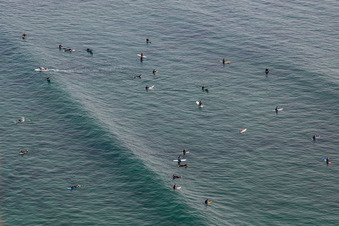 Vue aérienne de Surfeurs devant la plage la Torche-Tronoën à Plomeur dans le département Finistère, France
