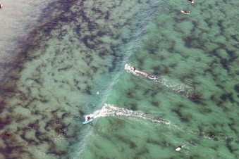 Vue aérienne de Wave surfeurs devant la Plage de Tronoën/Bretagne à Plomeur dans le département Finistère, France