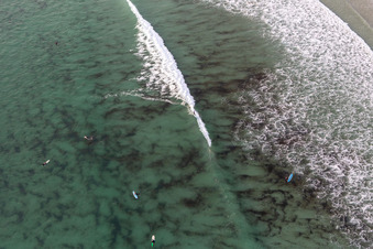 Vue aérienne de Surfeurs devant la plage la Torche-Tronoën à Plomeur dans le département Finistère, France