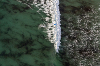 Photographie aérienne de Surfeurs devant la plage la Torche-Tronoën à Plomeur dans le département Finistère, France