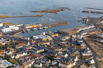 Vue aérienne de Port de pêche de Saint-Guénolé à le quartier St-Guenole-St Pierre in Penmarch dans le département Finistère, France