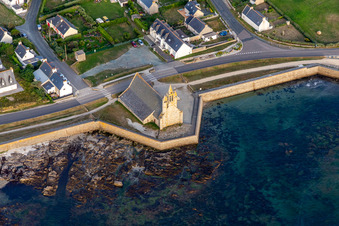 Vue aérienne de Chapelle Notre-Dame-de-la-Joie à le quartier St-Guenole-St Pierre in Penmarch dans le département Finistère, France