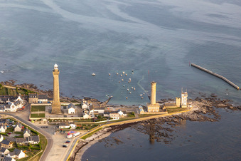 Vue aérienne de Phare d'Eckmühl et le vieux phare de Penmarch à Penmarch dans le département Finistère, France