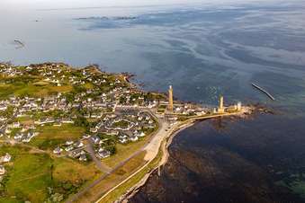 Vue aérienne de Phare d'Eckmühl et le vieux phare de Penmarch à Penmarch dans le département Finistère, France